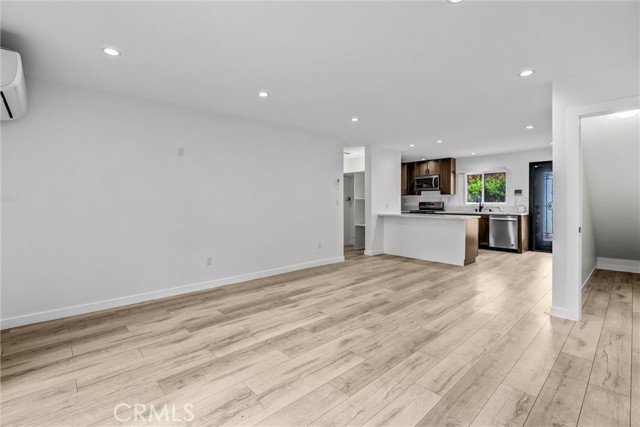 Detail Gallery Image 8 of 18 For 22022 Buena Ventura, Woodland Hills,  CA 91364 - 2 Beds | 1/1 Baths