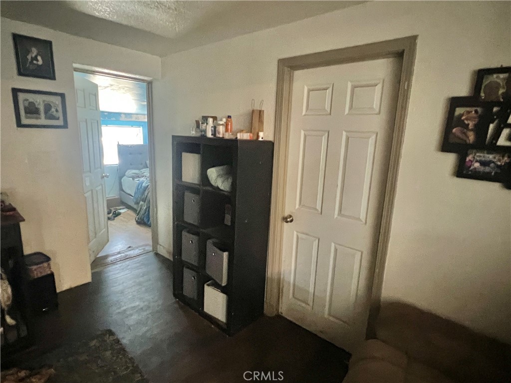 https://media.crmls.org/medias/9d8ea0a3-bff4-4679-a5ec-5b2d3aac19cf.jpg?preset=X-Large
