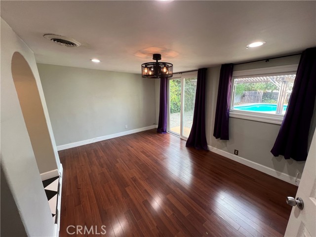 Detail Gallery Image 9 of 14 For 4073 Cedar St, Riverside,  CA 92501 - 4 Beds | 2/1 Baths