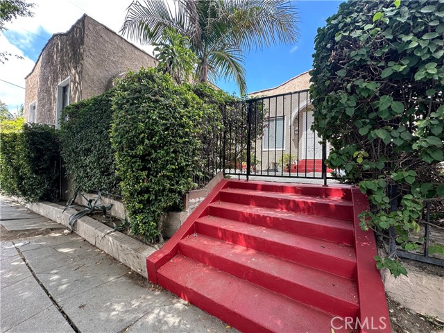 901 N El Centro Avenue, Hollywood CA: https://media.crmls.org/medias/9d92d736-0b3b-4519-8d40-688e50ca990a.jpg