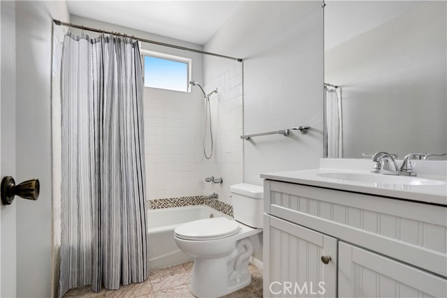 Detail Gallery Image 14 of 21 For 13623 Valerio #C,  Van Nuys,  CA 91405 - 2 Beds | 2/1 Baths