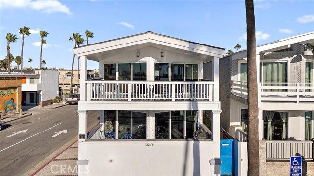 Detail Gallery Image 2 of 27 For 2214 W Oceanfront #B,  Newport Beach,  CA 92663 - 3 Beds | 3 Baths