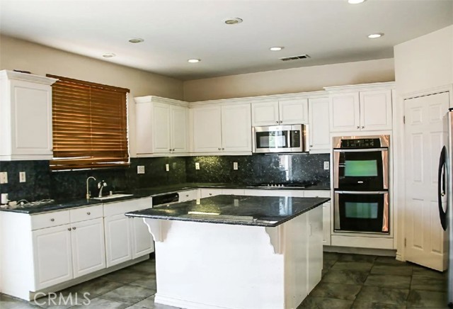 7408 Morning Hills Drive, Eastvale CA: https://media.crmls.org/medias/9d9f07c2-ab74-40a4-8b03-d6134bfbac55.jpg