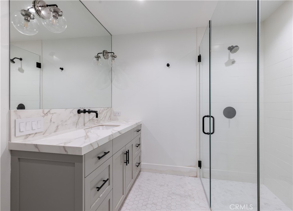 MLS #OC25010978 image #32