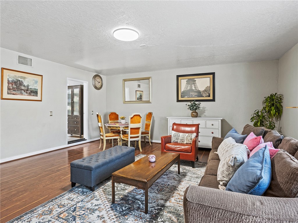 https://media.crmls.org/medias/9da59f5a-b284-4585-82d1-4ab9a29a1207.jpg?preset=X-Large
