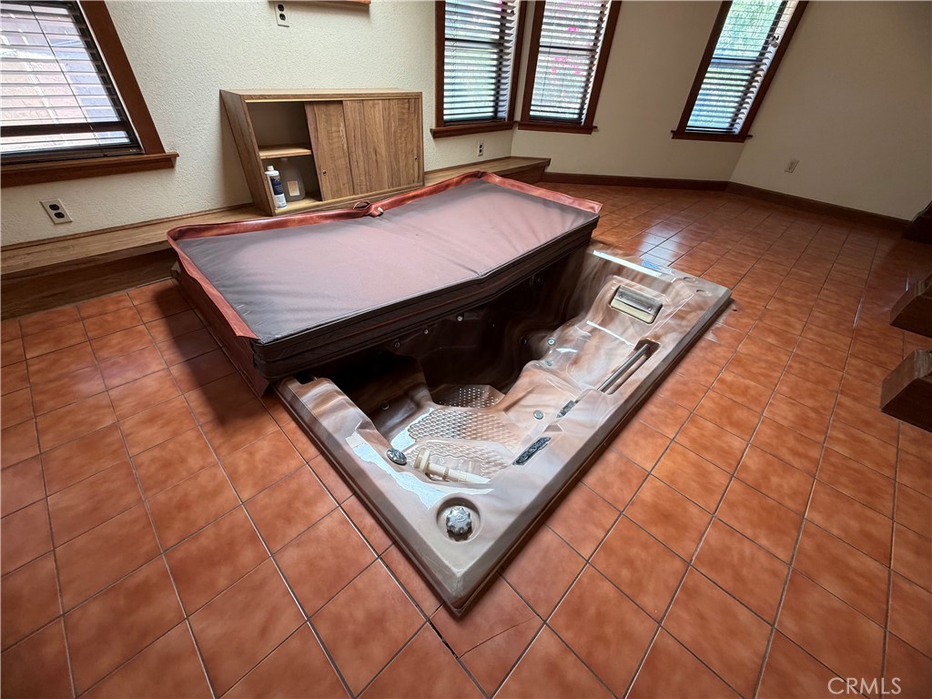 https://media.crmls.org/medias/9da6df17-bd0f-4443-993d-629c1157dfb3.jpg?preset=X-Large