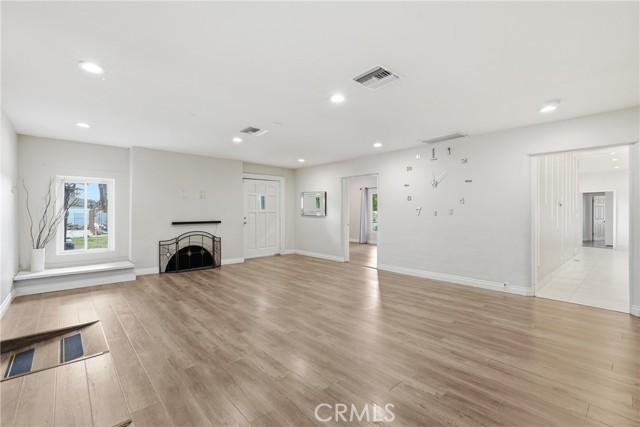 Detail Gallery Image 4 of 44 For 8647 Corbin Ave, Winnetka,  CA 91306 - 5 Beds | 3/1 Baths