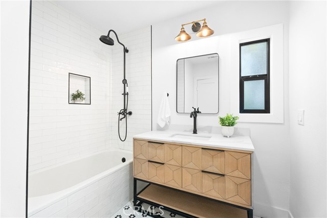 Detail Gallery Image 16 of 35 For 2327 Bonnie Brae, Santa Ana,  CA 92706 - 4 Beds | 2 Baths
