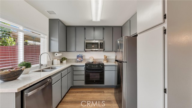 Detail Gallery Image 13 of 41 For 461 W Alton #C,  Santa Ana,  CA 92707 - 3 Beds | 1/1 Baths