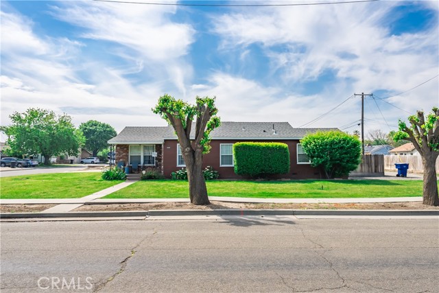 Detail Gallery Image 1 of 25 For 103 B St, Lemoore,  CA 93245 - 3 Beds | 1 Baths