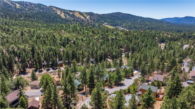 43850 Yosemite Drive, Big Bear Lake CA: https://media.crmls.org/medias/9db078cf-b2fb-4fea-aa55-3a8e8b438fe3.jpg