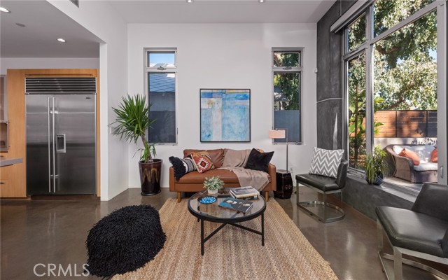 Detail Gallery Image 4 of 21 For 117 Park Pl, Venice,  CA 90291 - 4 Beds | 3/1 Baths