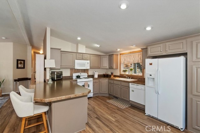 391 Montclair Dr, Big Bear City CA: https://media.crmls.org/medias/9db754f6-df70-438a-b2c9-656490eeb588.jpg