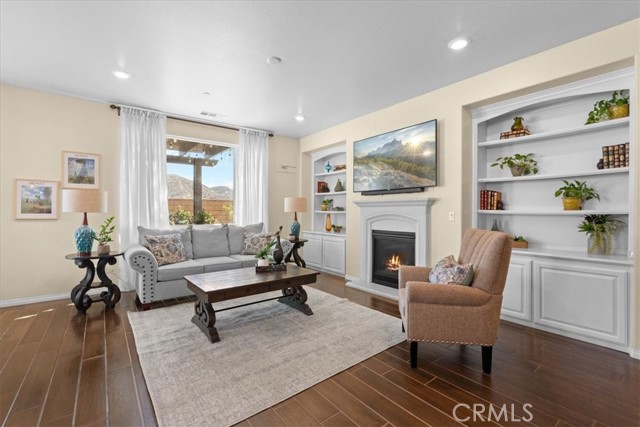 3937 Scarlet Oak Court, San Bernardino CA: https://media.crmls.org/medias/9dba94f1-f545-44bf-a15e-7ef455010fae.jpg