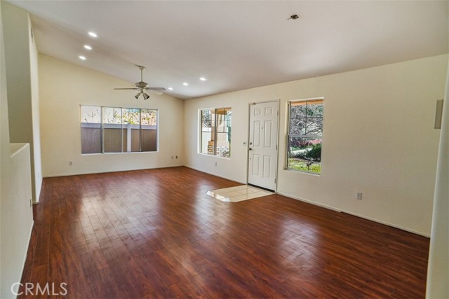 Detail Gallery Image 3 of 17 For 19711 Skyview Ct, Canyon Country,  CA 91351 - 3 Beds | 2 Baths