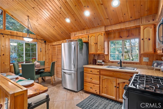 Detail Gallery Image 9 of 40 For 32143 West Dr, Running Springs,  CA 92382 - 2 Beds | 1/1 Baths