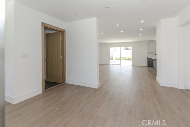 Detail Gallery Image 9 of 33 For 18856 Calvert St, Reseda,  CA 91335 - 3 Beds | 2/1 Baths