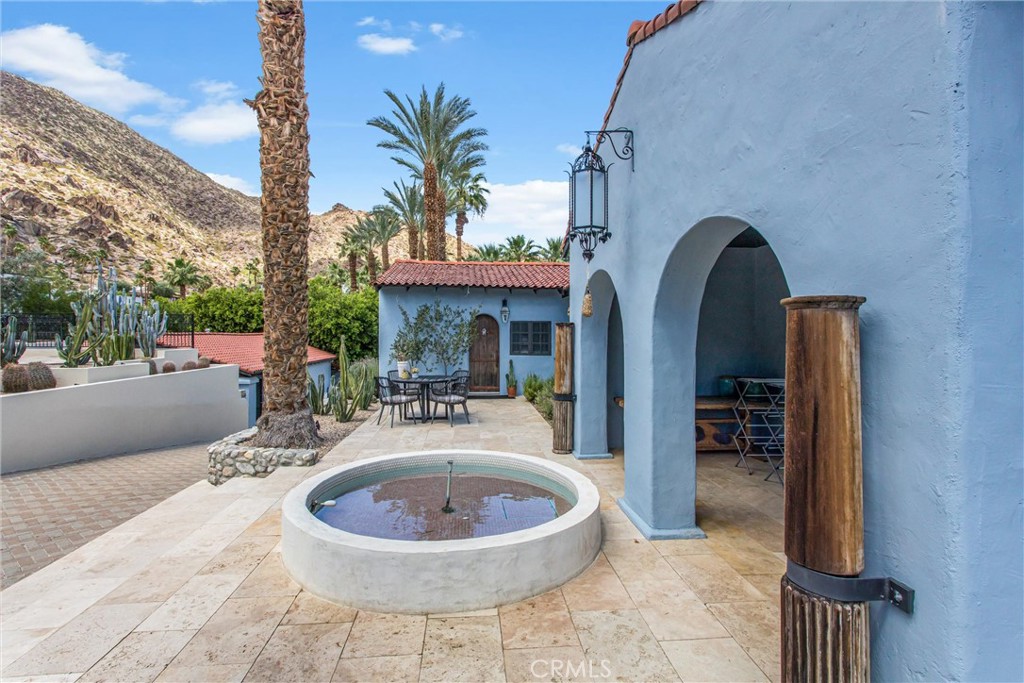https://media.crmls.org/medias/9dc58257-32d8-4ab5-a4de-1178c1c46513.jpg?preset=X-Large