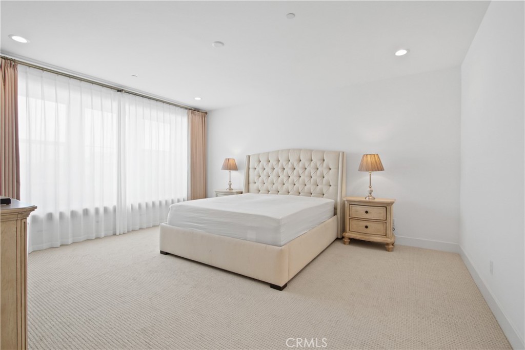 https://media.crmls.org/medias/9dc6065f-5f57-407d-a83f-97f257beab3f.jpg?preset=X-Large