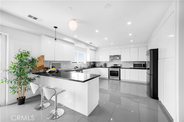 4240 Barrett Road, Los Angeles CA: https://media.crmls.org/medias/9dc658cf-f144-4af4-a56b-8a5527838370.jpg