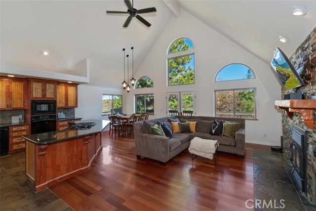 1214 Portillo, Lake Arrowhead CA: https://media.crmls.org/medias/9dc6e353-e072-4d75-9fa2-69e0ee169417.jpg