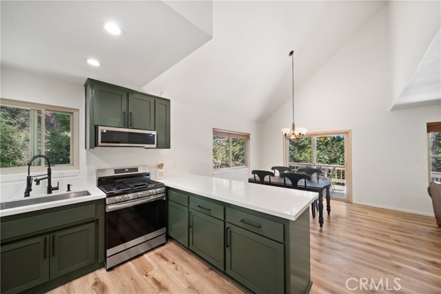 Detail Gallery Image 9 of 33 For 574 Mill Ct, Lake Arrowhead,  CA 92352 - 3 Beds | 2 Baths