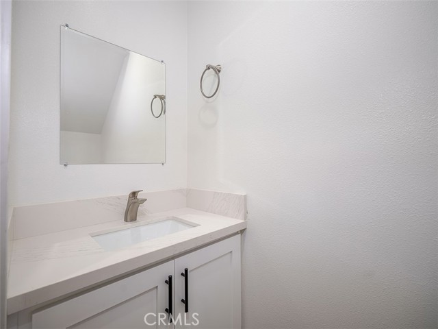 Detail Gallery Image 8 of 19 For 24743 Valley St #1,  Newhall,  CA 91321 - 3 Beds | 2/1 Baths