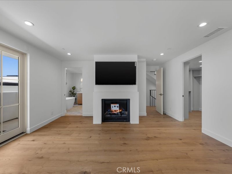 https://media.crmls.org/medias/9dcae143-f8c7-4aee-8e5e-7b7e6e755ff4.jpg?preset=X-Large