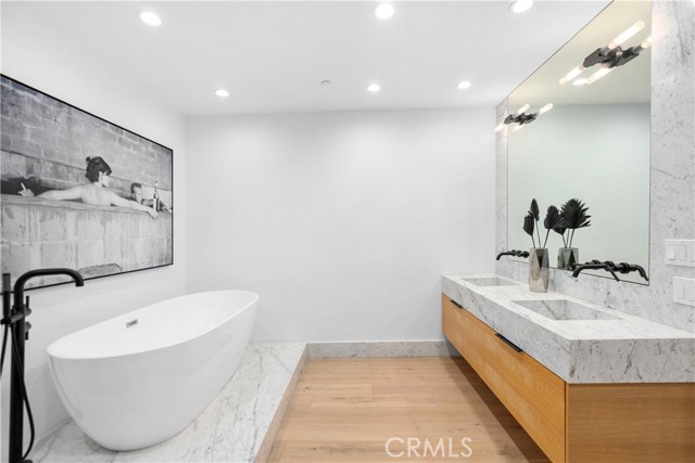 6250 Hollywood Boulevard, Los Angeles CA: https://media.crmls.org/medias/9dcb9b2c-618d-4d92-ae5f-5eb09d75c52c.jpg