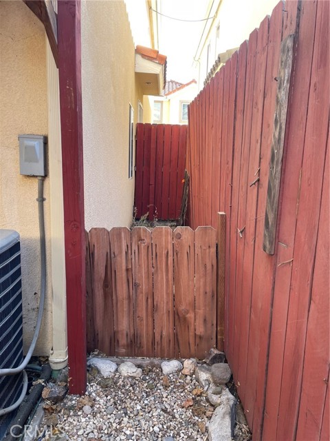 Detail Gallery Image 6 of 26 For 8425 Burnet Ave #4,  North Hills,  CA 91343 - 4 Beds | 2/1 Baths