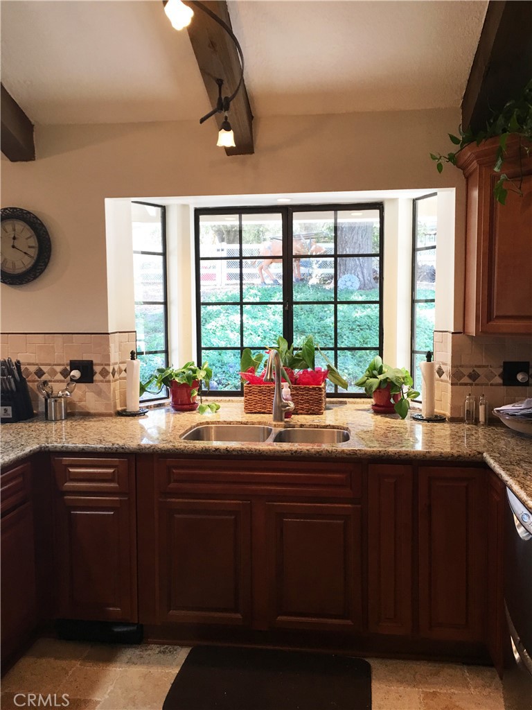 https://media.crmls.org/medias/9dcd53c9-95e9-47ff-8508-ca7597b4ac34.jpg?preset=X-Large