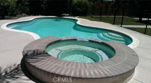 43 Valencia Lane, Redlands CA: https://media.crmls.org/medias/9dce7e83-d8f2-4ef8-866c-6bbb78dd0c9f.jpg