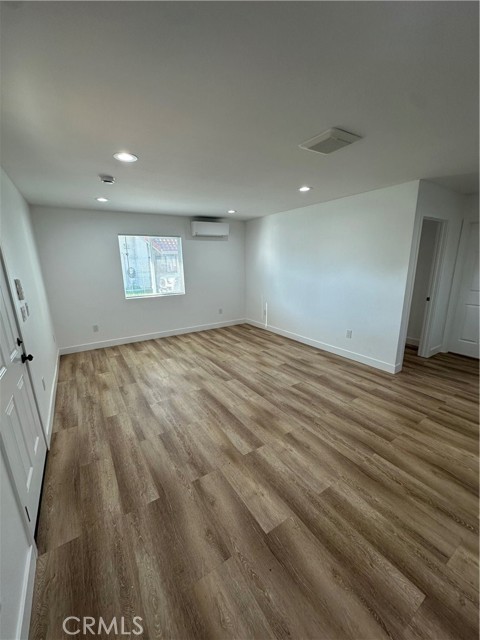 Image 4 of 11 For 3519 Albany  