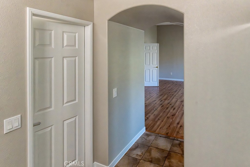 https://media.crmls.org/medias/9dd3551b-a2ed-4621-b9d8-3b8646b01423.jpg?preset=X-Large