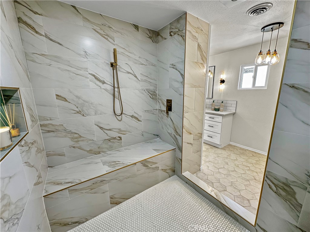 https://media.crmls.org/medias/9dd5f42f-d786-4cbb-9c33-86f6916d332f.jpg?preset=X-Large