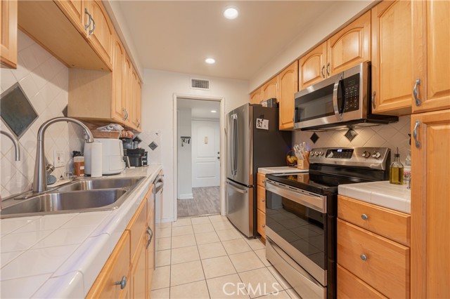 Detail Gallery Image 13 of 40 For 4637 Willis #110,  Sherman Oaks,  CA 91403 - 2 Beds | 2 Baths