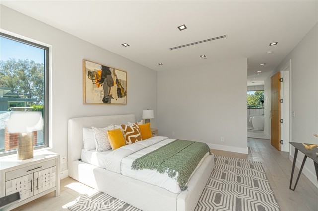 Detail Gallery Image 33 of 65 For 10943 Pickford Way, Culver City,  CA 90230 - 5 Beds | 4/1 Baths