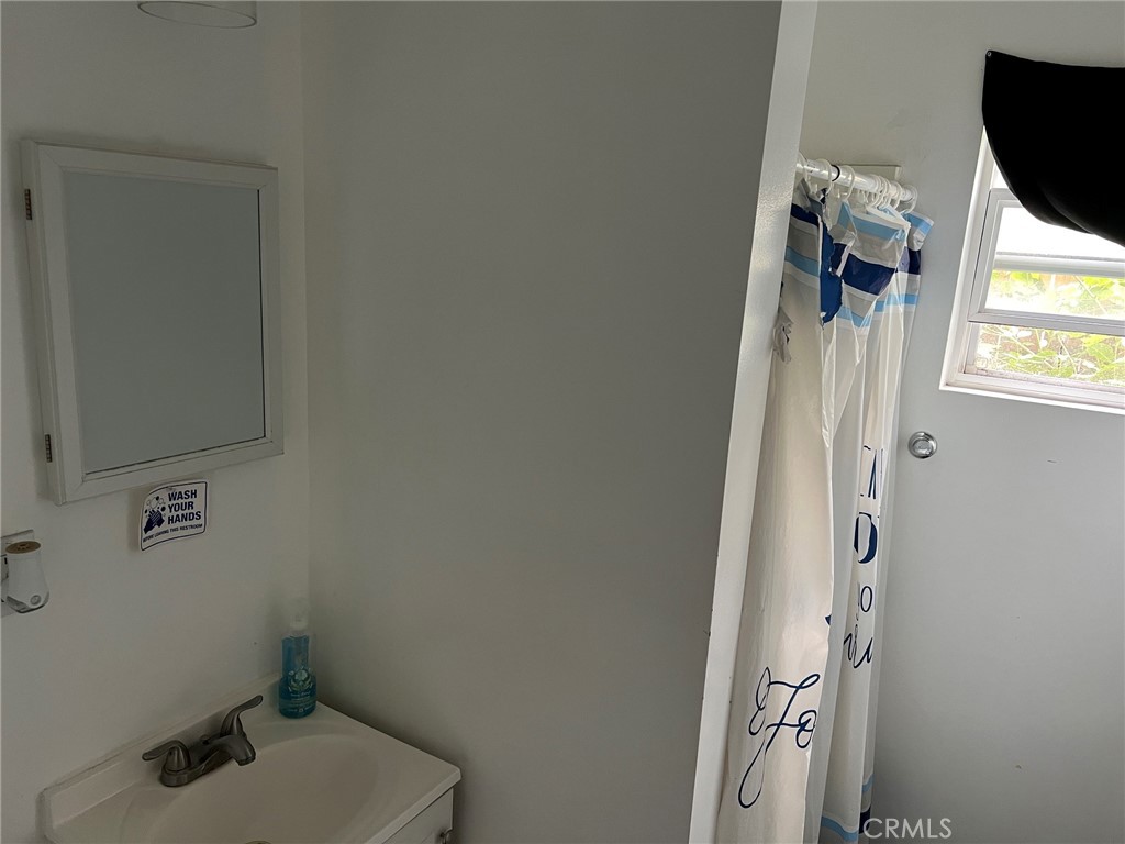 https://media.crmls.org/medias/9ddc3ae2-430f-47c1-bf0c-b2c90685fe41.jpg?preset=X-Large