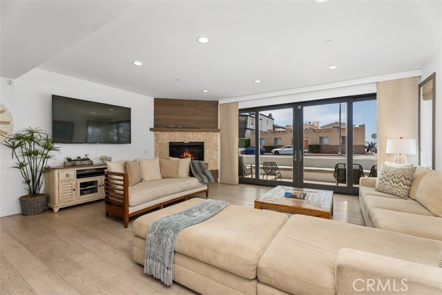 200 E Balboa Boulevard, Newport Beach CA: https://media.crmls.org/medias/9de0f410-1596-4299-bb13-6f6793a646be.jpg