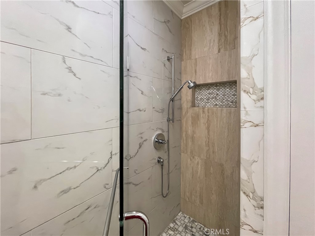 https://media.crmls.org/medias/9de13ed1-57da-4c3c-9bb2-abc3a3d81f91.jpg?preset=X-Large