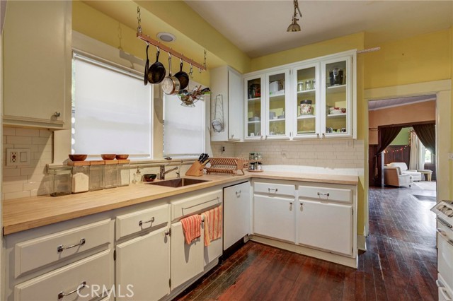 571 W 17th Street, San Pedro CA: https://media.crmls.org/medias/9de4f11a-18bb-4b33-8e0c-dff4b1a8b408.jpg