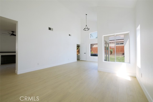 Detail Gallery Image 10 of 43 For 16532 Sir Barton Way, Moreno Valley,  CA 92551 - 3 Beds | 2/1 Baths