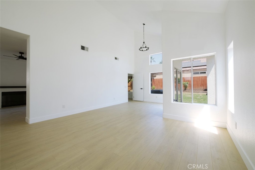 https://media.crmls.org/medias/9de7a2f8-b85b-4251-87fd-a522599696e6.jpg?preset=X-Large