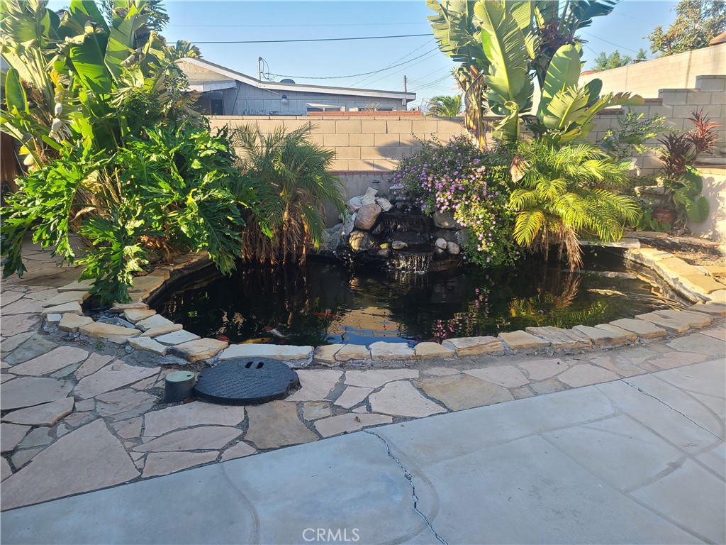 https://media.crmls.org/medias/9deaea44-c226-4c7f-96d7-511c74e7f189.jpg?preset=X-Large
