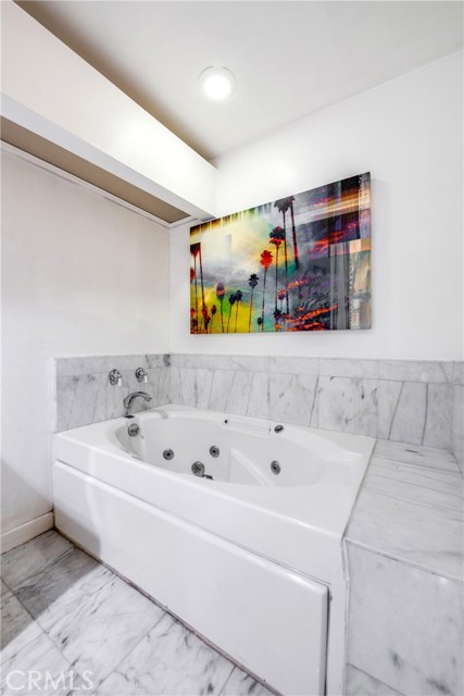 1401 S Bentley Avenue, Los Angeles CA: https://media.crmls.org/medias/9debc619-de7b-4f6f-9164-30c5697dea61.jpg