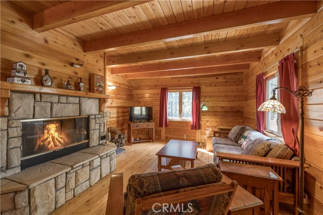 Detail Gallery Image 4 of 49 For 33291 Wild Rose Dr, Green Valley Lake,  CA 92341 - 3 Beds | 3 Baths