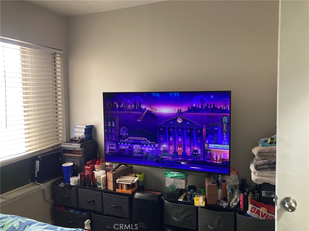 https://media.crmls.org/medias/9dec7fbc-10a0-4bc6-8df5-36cffed3f391.jpg?preset=X-Large