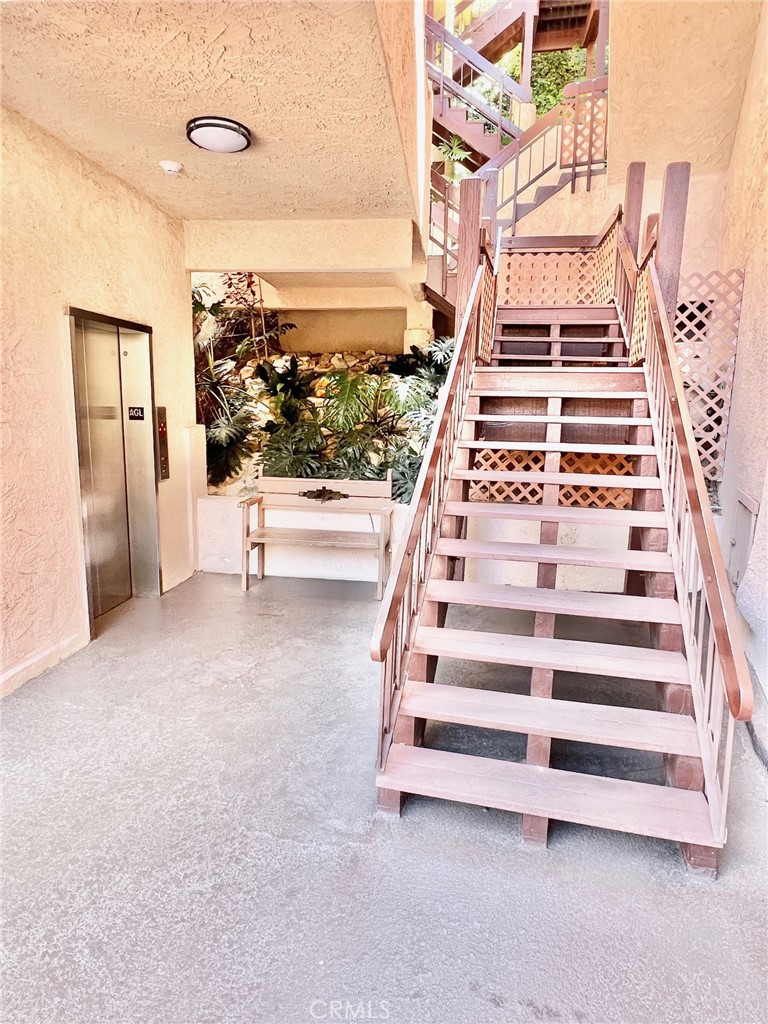 https://media.crmls.org/medias/9deccb8d-56e0-4215-99cc-4c4f62454c3a.jpg?preset=X-Large