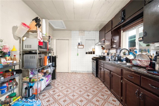 Detail Gallery Image 10 of 31 For 949 Hollins St, Los Angeles,  CA 90023 - 3 Beds | 1 Baths