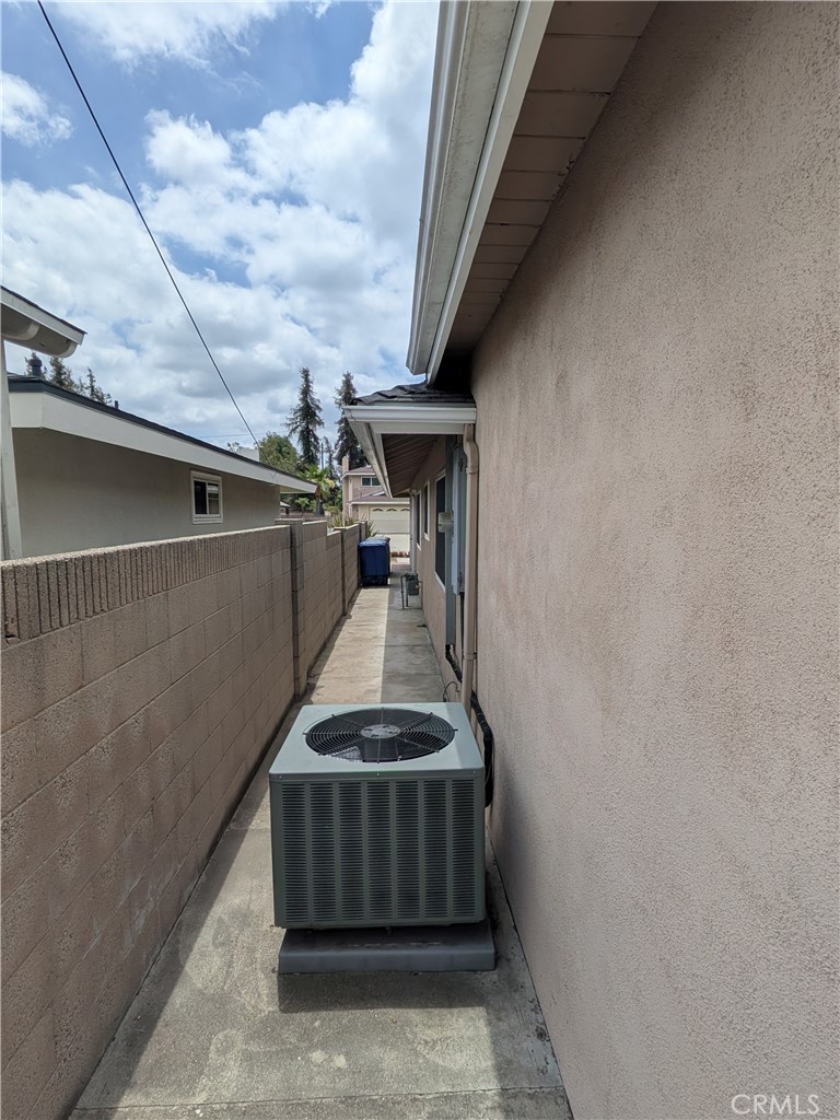 https://media.crmls.org/medias/9def82df-449e-4c09-9b57-c0eb41767583.jpg?preset=X-Large
